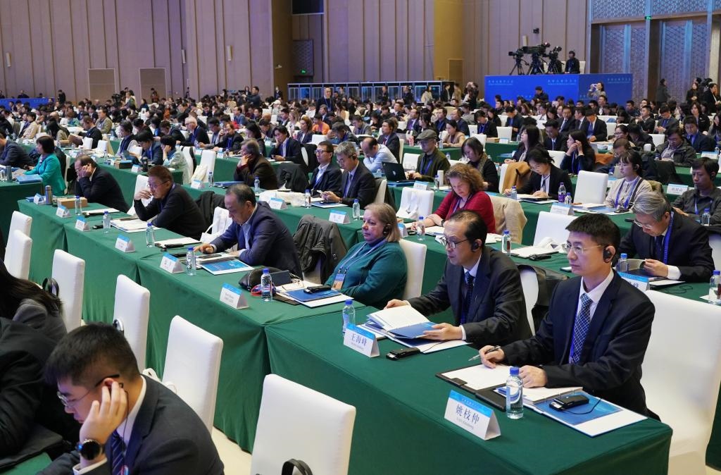 11月7日，中外嘉賓在首屆世界古典學大會開幕式現(xiàn)場聽會。新華社記者 張晨霖 攝