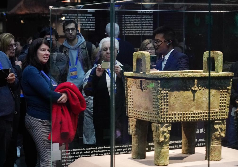 11月6日，中外嘉賓來到中國考古博物館參觀“考古與中華文明溯源展”。該展是本屆世界古典學大會推出的配套活動之一。新華社記者 張晨霖 攝