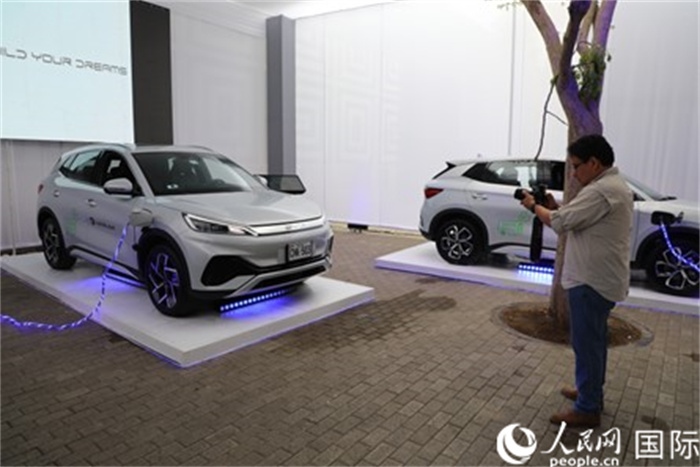 圖為秘魯媒體記者正在拍攝現(xiàn)場展出的比亞迪電動汽車。 人民網(wǎng)記者姜波攝