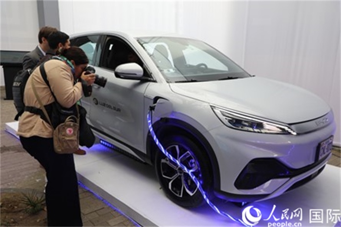 圖為秘魯媒體記者正在拍攝現(xiàn)場展出的比亞迪電動汽車。 人民網(wǎng)記者姜波攝