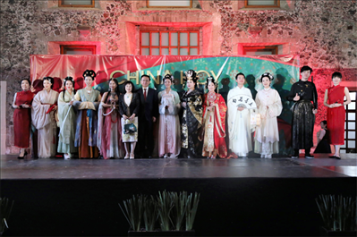 墨西哥華人婦女聯(lián)合總會木蘭藝術(shù)團的中國古代服裝表演。主辦方供圖