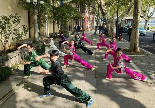 杭州市陳經(jīng)綸體校武術(shù)隊(duì)學(xué)生們展示中華武術(shù)。 人民網(wǎng)記者 楊磊攝