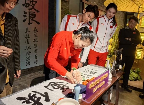 奧運(yùn)冠軍體驗(yàn)書(shū)法鈐印。 人民網(wǎng)記者 楊磊攝