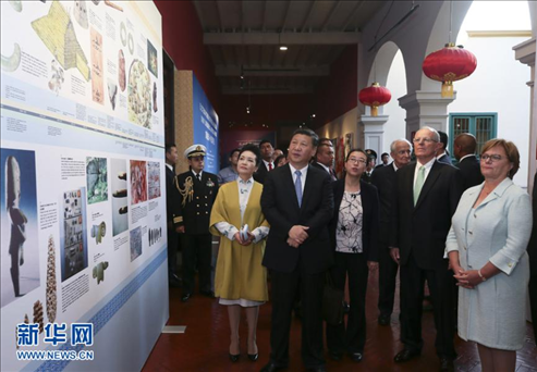 當地時間2016年11月21日，國家主席習近平和夫人彭麗媛在利馬同秘魯時任總統(tǒng)庫琴斯基和夫人蘭格共同出席中拉文化交流年閉幕式并參觀“天涯若比鄰—華夏瑰寶展”。新華社記者 蘭紅光攝