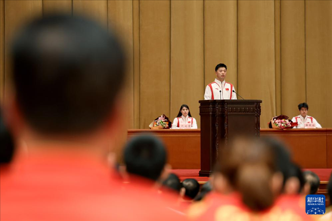 11月15日，乒乓球運(yùn)動(dòng)員馬龍（中）在報(bào)告會(huì)上發(fā)言。新華社記者 李明 攝