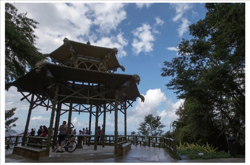 在巴西里約熱內(nèi)盧市內(nèi)的蒂茹卡國家森林公園里，有一座風光獨一無二的觀景臺，名為“中國亭”，是為紀念曾經(jīng)在這里種植茶葉的中國茶農(nóng)而修建，如今已成為當?shù)氐闹坝^。（圖源：新華社）