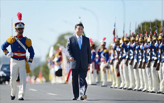 當?shù)貢r間2014年7月17日，國家主席習近平在巴西利亞出席時任巴西總統(tǒng)舉行的歡迎儀式。 新華社記者謝環(huán)馳攝