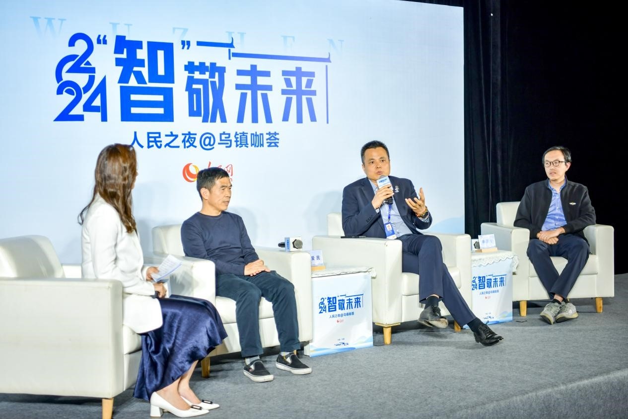 在對(duì)話環(huán)節(jié)，之江實(shí)驗(yàn)室高級(jí)研究專家潘愛民、伏羲智庫創(chuàng)始人李曉東、麒麟軟件副總經(jīng)理李震寧探討“‘百模大戰(zhàn)’將卷向何方”。人民網(wǎng)記者 任峰濤攝