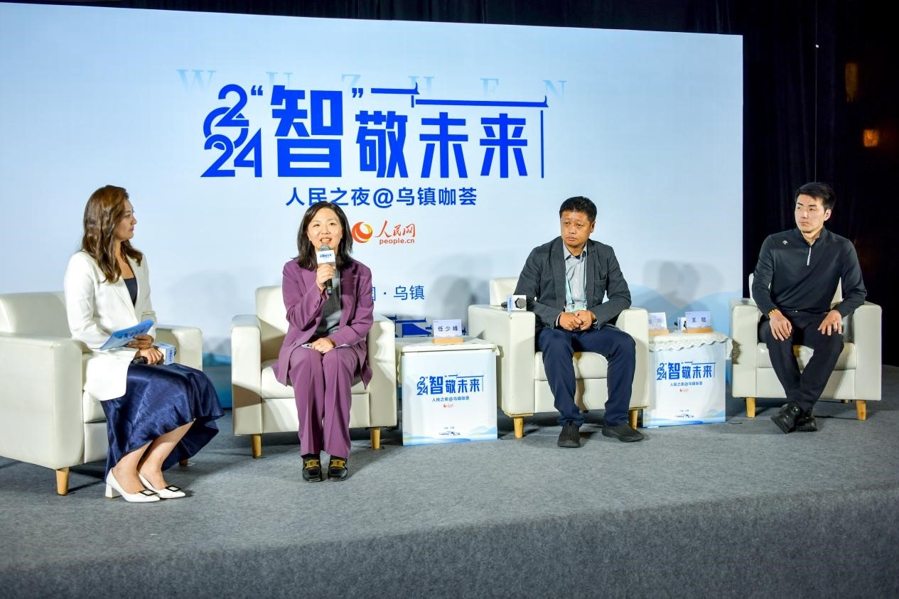在對(duì)話環(huán)節(jié)，趣丸科技總編輯、副總裁任少峰，星云智慧機(jī)器人CEO李明，可之教育大模型創(chuàng)始人王冠討論“人工智能如何惠及大眾”。人民網(wǎng)記者 任峰濤攝