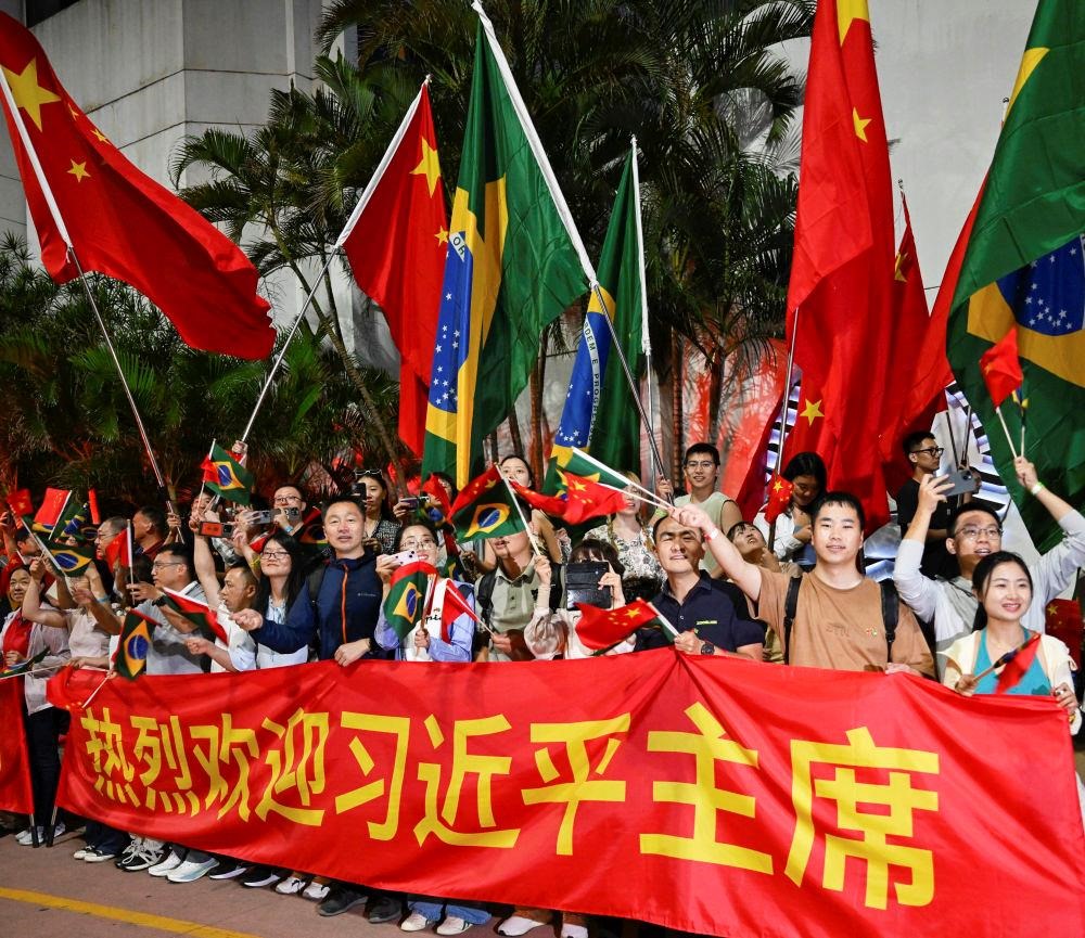 2024年11月，習(xí)近平主席在巴西里約熱內(nèi)盧出席二十國(guó)集團(tuán)領(lǐng)導(dǎo)人第十九次峰會(huì)期間，里約熱內(nèi)盧街頭熱情的歡迎人群。
