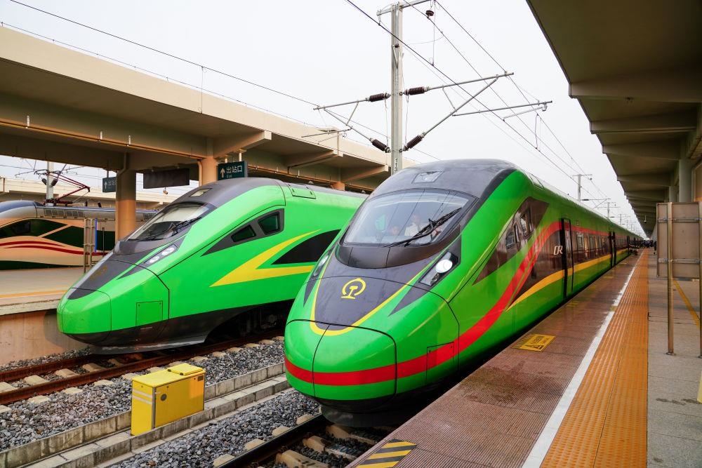 截至2024年7月5日，中老鐵路國(guó)際旅客列車?yán)塾?jì)開(kāi)行滿1000列，極大地便利了沿線民眾出行。