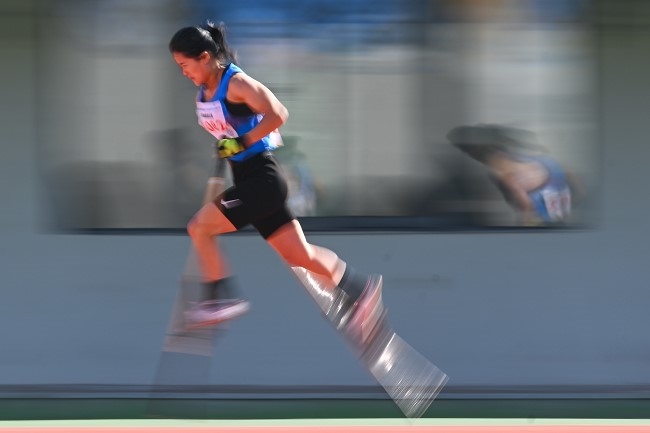 11月28日，海南隊(duì)選手吳明芬在高腳競速比賽中。新華社記者 杜子璇攝