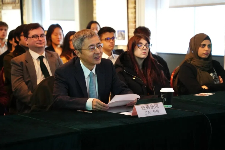 中國(guó)駐英國(guó)大使館公使王起發(fā)表講話。吳若鳴攝