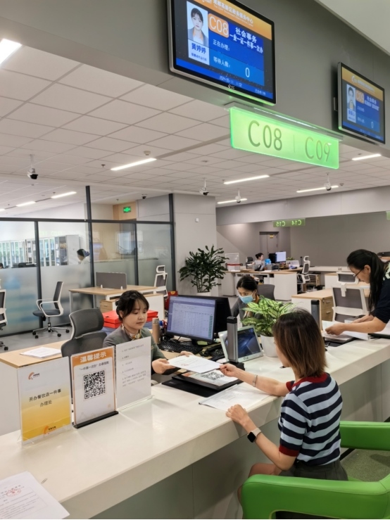成都高新區(qū)“開辦餐飲店一件事”服務(wù)窗口。成都市市場(chǎng)監(jiān)督管理局供圖