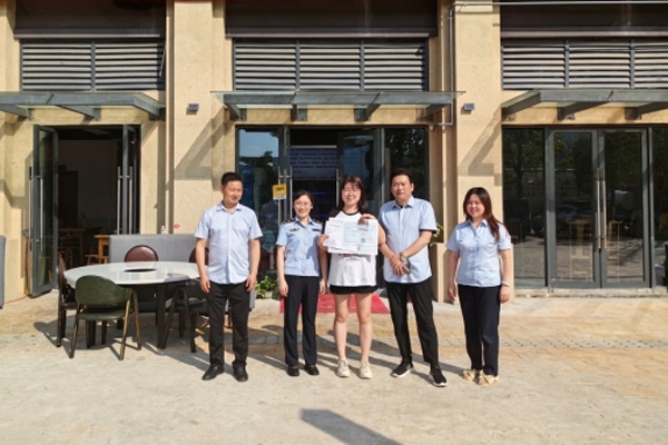 當(dāng)?shù)毓ぷ魅藛T上門為經(jīng)營(yíng)者送來(lái)了證件。蒼溪縣行政審批和數(shù)據(jù)局供圖