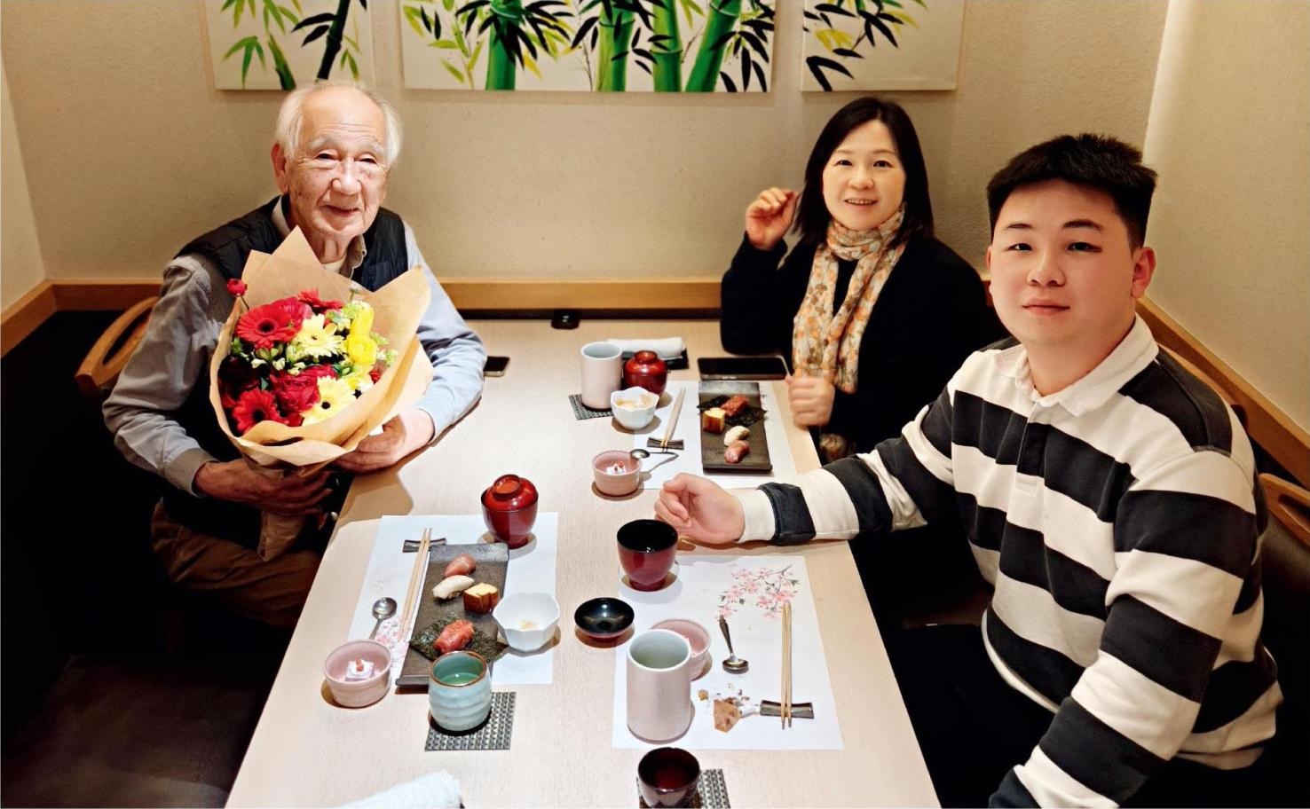 佐佐木俊一與彭林（中）、彭俊霖（右）在一起。