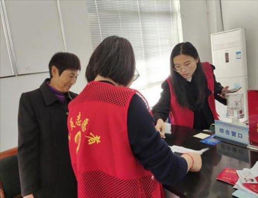 代辦人員為村民辦理醫(yī)保報(bào)銷。 圖片來源：江蘇南通啟東市數(shù)據(jù)局