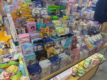 北京某文具店卡牌盲盒柜臺(tái)，未設(shè)相關(guān)提醒。人民網(wǎng)記者 黃鈺攝