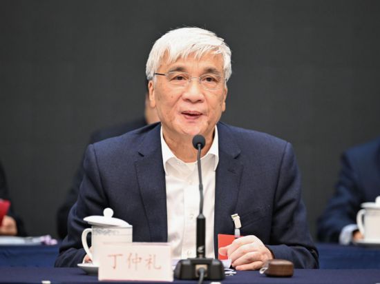 全國人大常委會副委員長、歐美同學會會長丁仲禮作工作報告