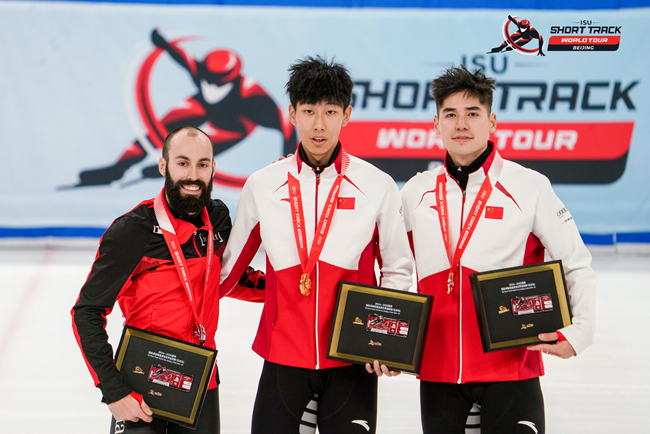 男子500米頒獎儀式，中國選手孫龍(中)奪得冠軍，加拿大選手杜博伊斯(左)獲得亞軍，中國選手劉少昂獲得季軍。賽事組委會供圖