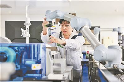 廣東省深圳市科研人員在實驗室調(diào)試智能機器人。視覺中國供圖