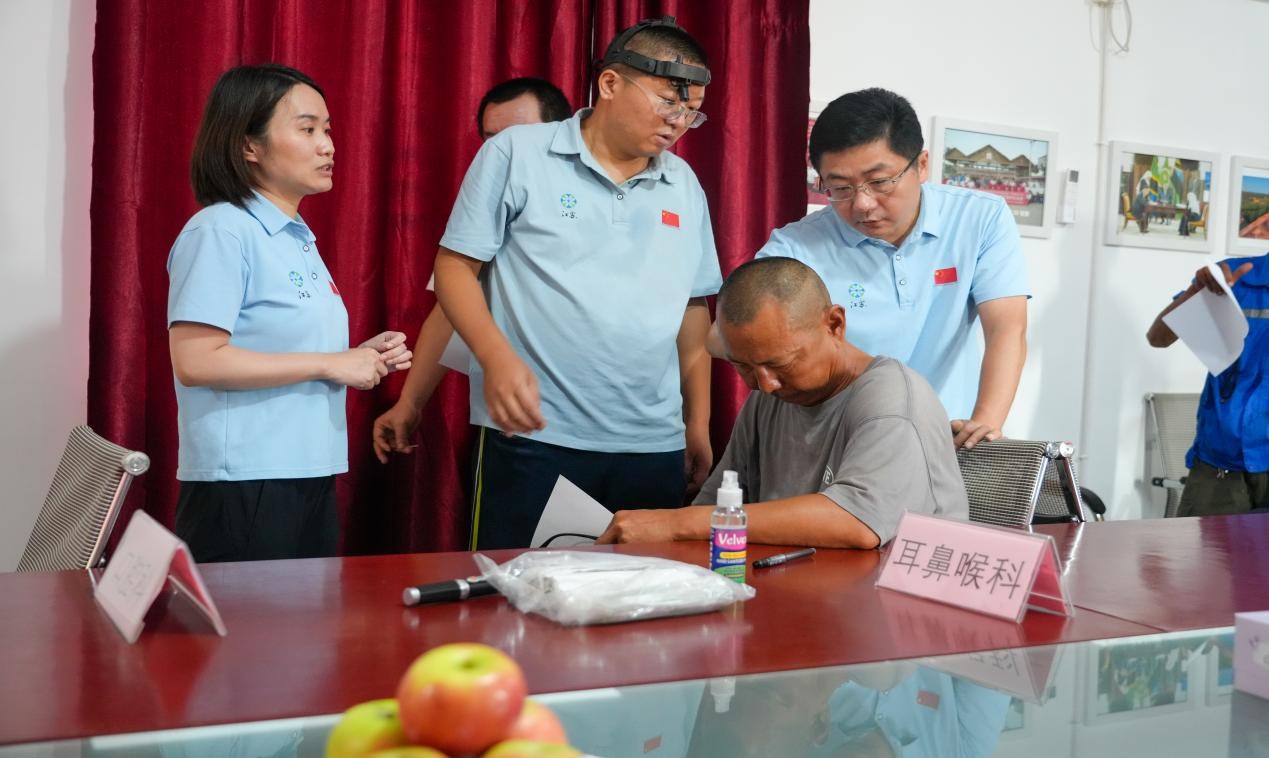 醫(yī)療隊專家診療現(xiàn)場。中國土木供圖
