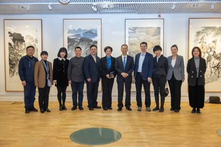 中國駐瑞典大使崔愛民與畫展主辦方人員合影。中國駐瑞典大使館供圖