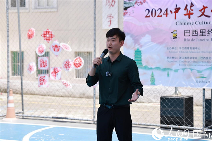歌曲《故鄉(xiāng)的云》喚起了在外游子對故鄉(xiāng)的懷念。人民網(wǎng)記者 陳海琪攝