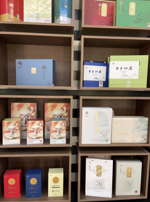景寧各種茶葉產(chǎn)品。劉軍國攝