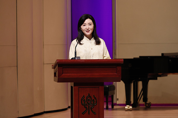 中央音樂學(xué)院黨委書記、中國民族管弦樂學(xué)會胡琴專業(yè)委員會會長于紅梅致辭。中國民族管弦樂學(xué)會胡琴專業(yè)委員會供圖