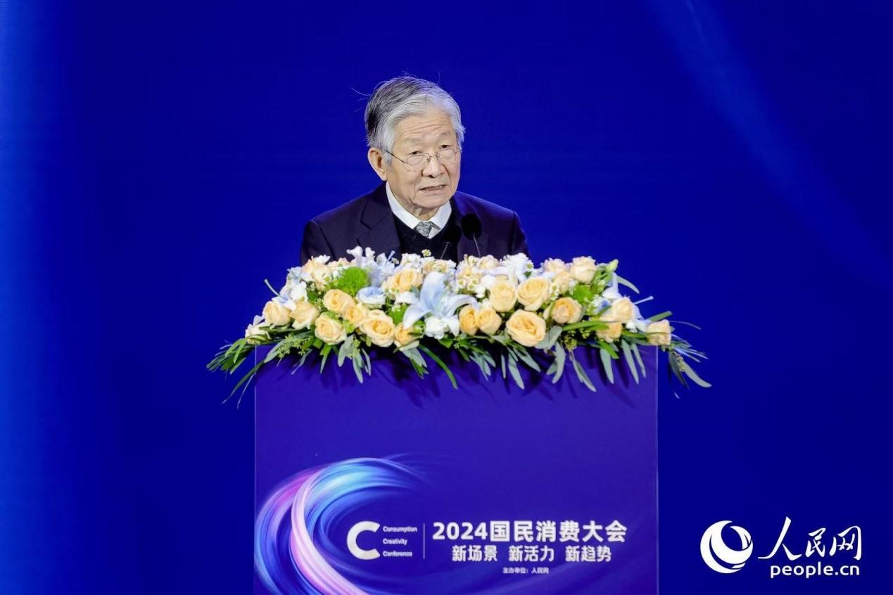 國務(wù)院發(fā)展研究中心原副主任、中國企業(yè)評價(jià)協(xié)會(huì)會(huì)長侯云春在2024國民消費(fèi)大會(huì)上分享。
