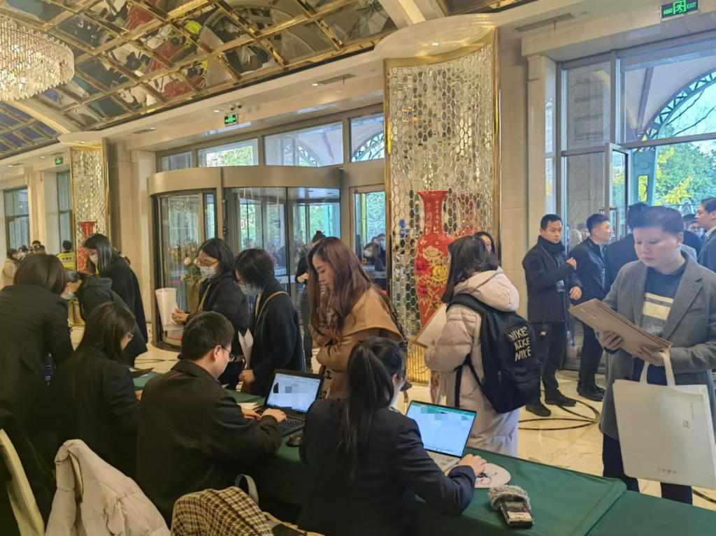 12月12日，第十批國家組織藥品集中帶量采購現(xiàn)場。新華社記者龔雯 攝