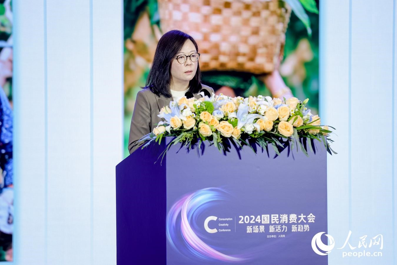百果園集團(tuán)首席營(yíng)銷官楊茜在2024國(guó)民消費(fèi)大會(huì)現(xiàn)場(chǎng)進(jìn)行分享。