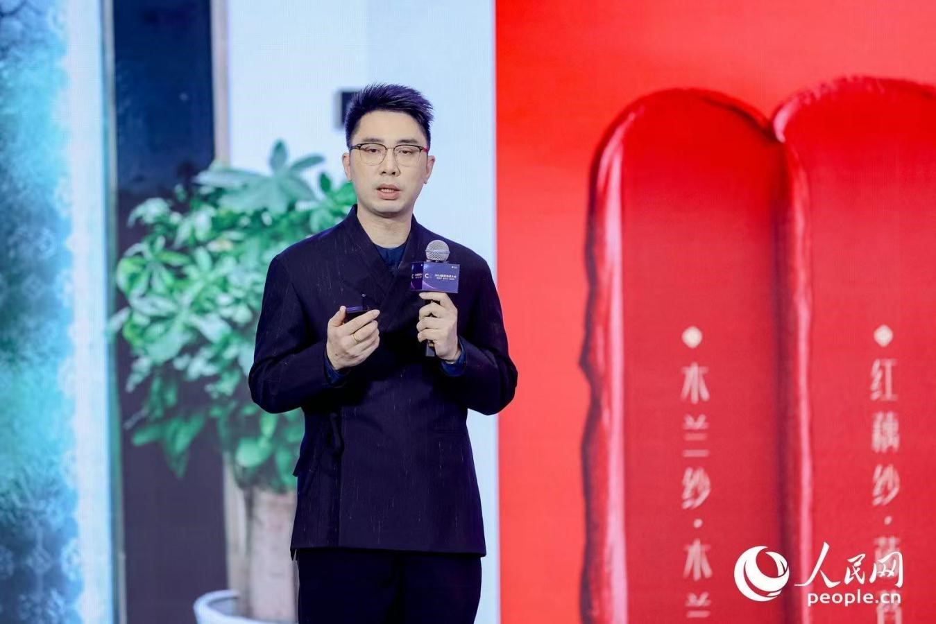 花西子聯(lián)合創(chuàng)始人任剛睿在2024國民消費大會現(xiàn)場進行分享。