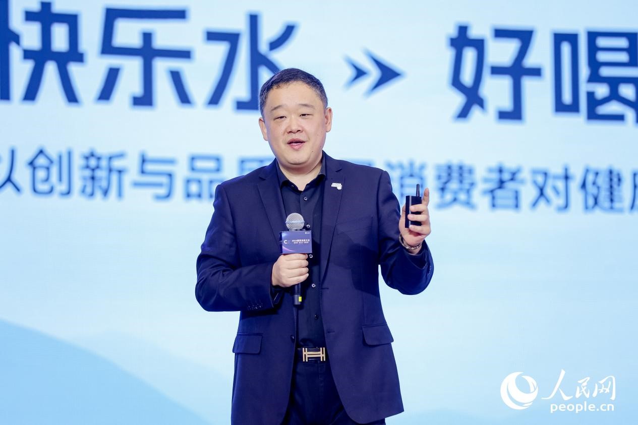 樂百氏（廣東）飲用水有限公司總經(jīng)理郝曉偉在2024國(guó)民消費(fèi)大會(huì)上分享。