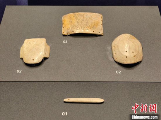 12月14日，“文明先鋒—凌家灘文化玉器展”在故宮博物院文華殿開幕。圖為展覽現(xiàn)場的玉龜、玉版和玉簽。 中新社記者 應妮 攝