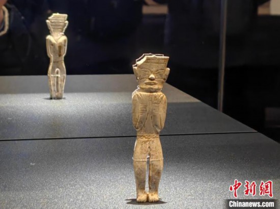 12月14日，“文明先鋒—凌家灘文化玉器展”在故宮博物院文華殿開幕。圖為展覽現(xiàn)場的立姿玉人。 中新社記者 應妮 攝