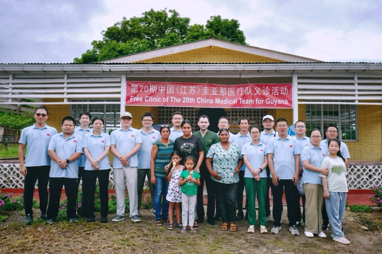 第20期中國（江蘇）援圭亞那醫(yī)療隊在圭偏遠的林登高速社區(qū)開展義診后，與部分當(dāng)?shù)鼐用窈嫌啊?中國援圭醫(yī)療隊供圖