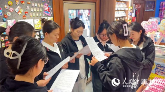 工會組織企業(yè)職工開展技能培訓(xùn)活動。人民網(wǎng)記者 張哲鑫攝