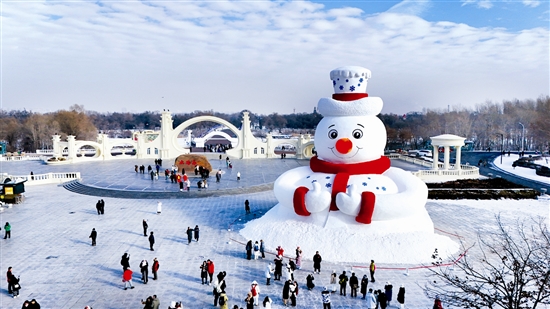 12月8日，黑龍江哈爾濱市今冬第一個大雪人“雪人先生”在太陽島風景區(qū)落成。大雪人高20米，用雪量4000立方米。圖為12月9日在哈爾濱太陽島風景區(qū)正門廣場拍攝的大雪人。新華社記者 王松攝