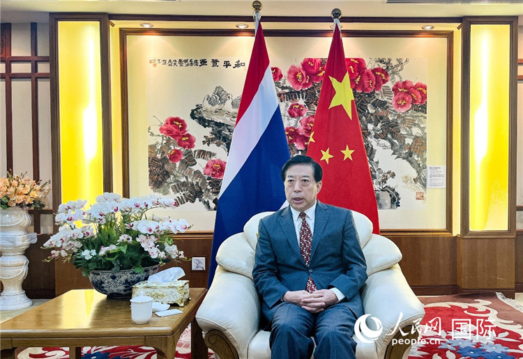 2024年12月10日，中國(guó)駐泰國(guó)大使韓志強(qiáng)在泰國(guó)曼谷接受中國(guó)—東盟中心（ACC）組織的“多彩東盟：2024年中國(guó)媒體東盟行”媒體團(tuán)采訪(fǎng)。人民網(wǎng)記者 羨江楠攝