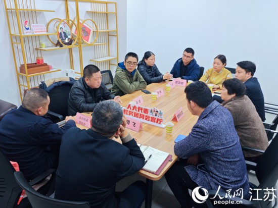 “紅興會(huì)客廳”，一場(chǎng)助企紓困協(xié)調(diào)會(huì)正在進(jìn)行。人民網(wǎng) 徐晨曦?cái)z