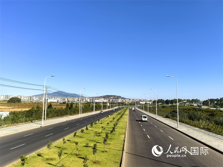 新近完工的埃塞俄比亞卡里提環(huán)線—布爾布拉—克林圖公路遠景。張洪衛(wèi)攝