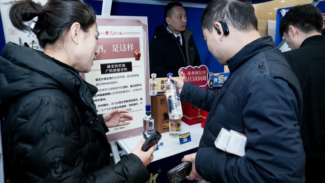 白酒展位負責(zé)人在為嘉賓介紹。張新攝