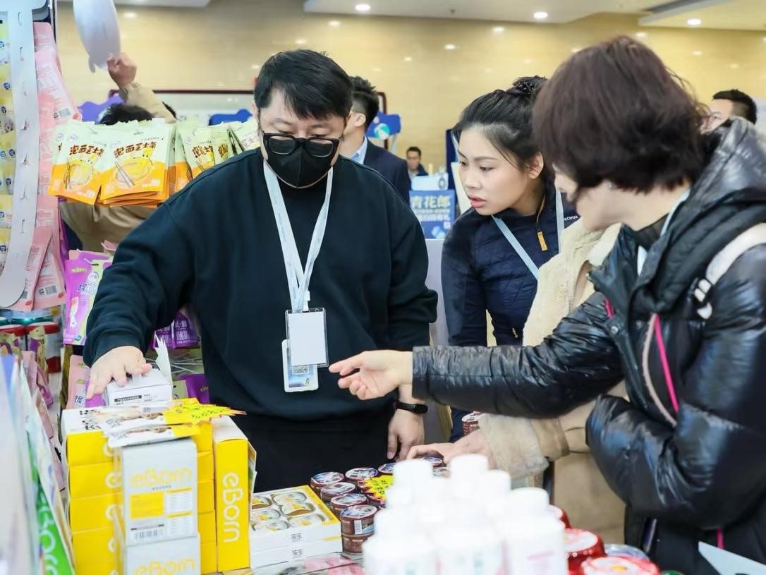嘉賓了解展區(qū)里的寵物“零食”。劉磊攝