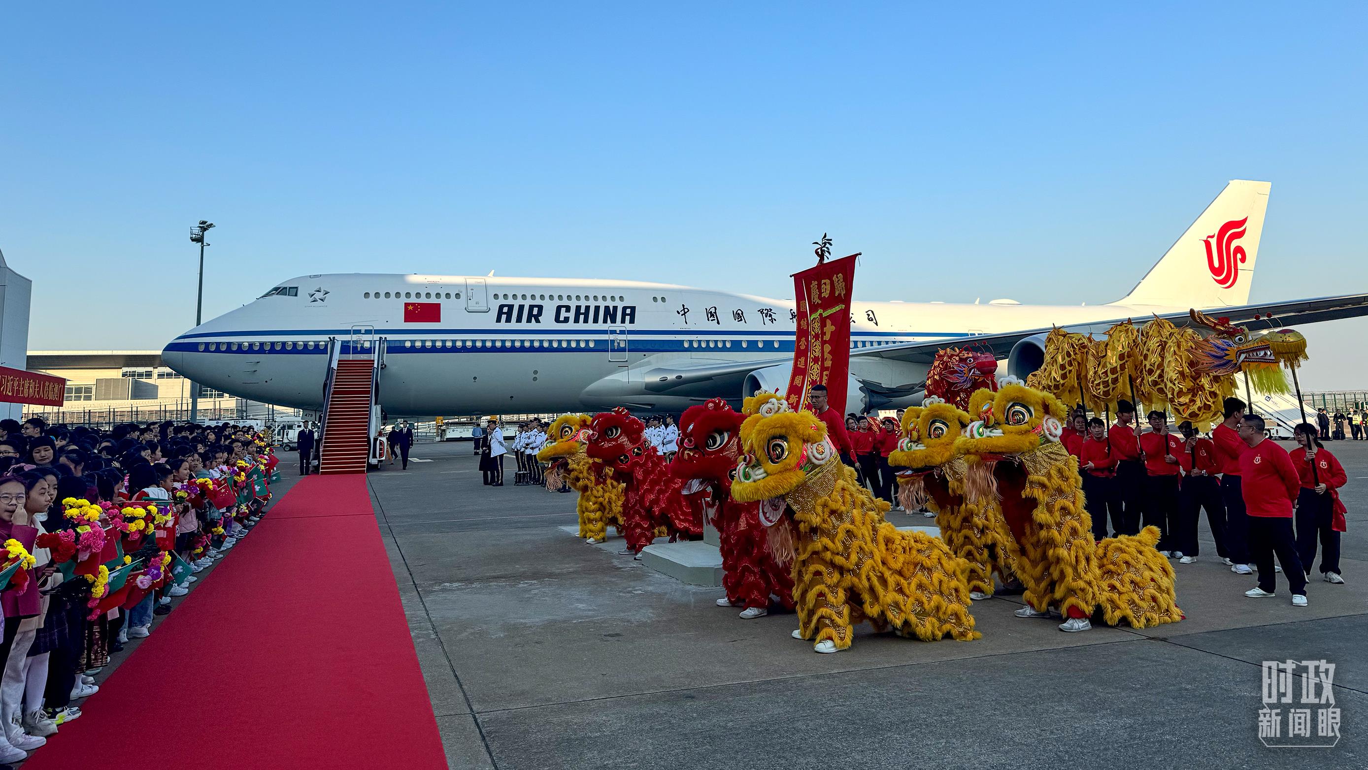 △機(jī)場(chǎng)歡迎人群靜候習(xí)主席。（總臺(tái)央視記者李增仁拍攝）