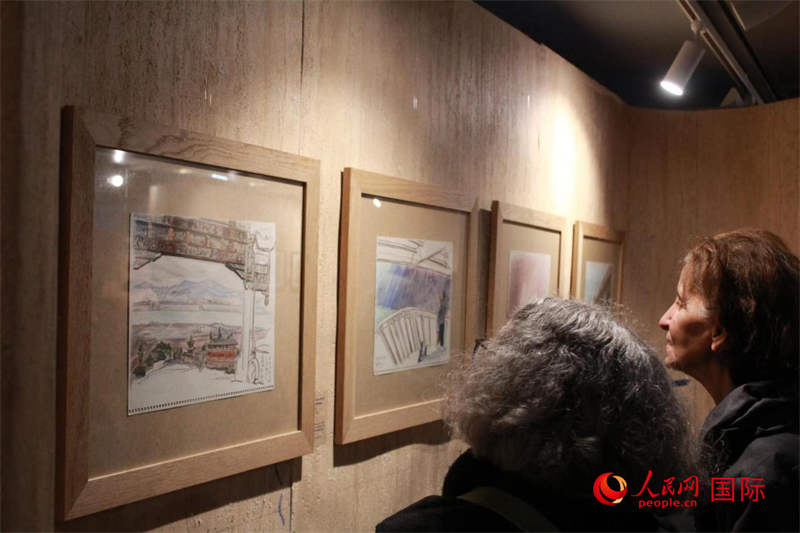 法國觀眾在欣賞展品。人民網(wǎng)記者 尚凱元攝