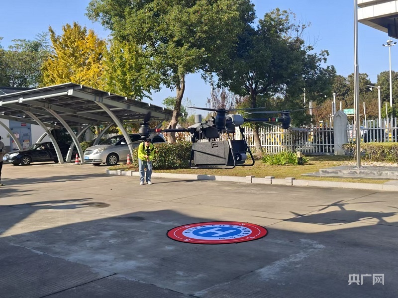 南京殷巷收費站裝載500張通行卡的無人機起飛（央廣網記者 王錫斐 攝）