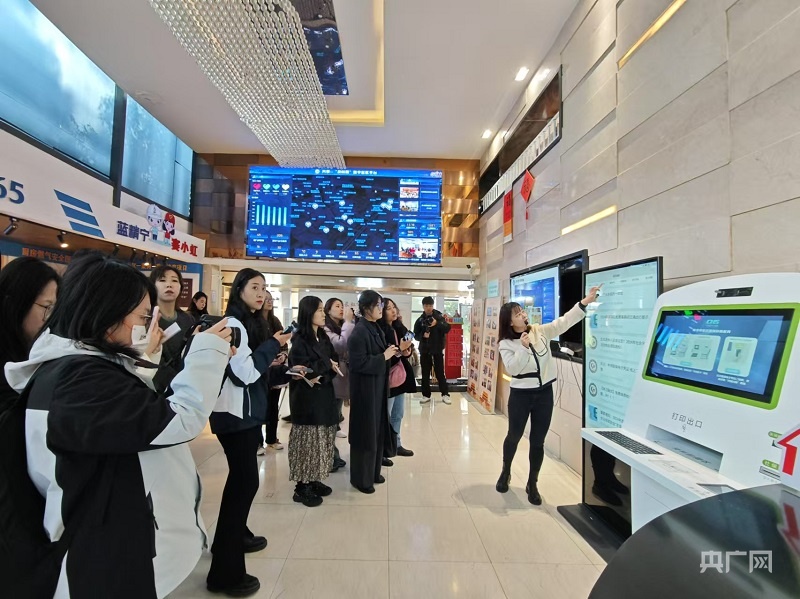 劉燕介紹“及時雨”數字社區(qū)平臺（央廣網記者 王錫斐 攝）