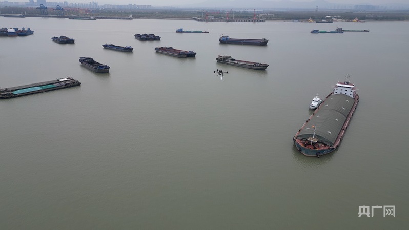 無人機在給長江船只送貨（央廣網發(fā) 劉劍忠 攝）